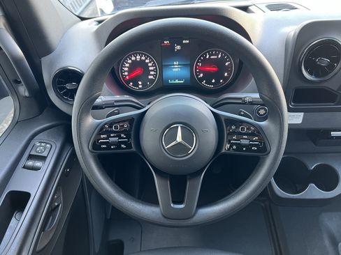 Used 2022 Mercedes-Benz Sprinter 2500 image 28