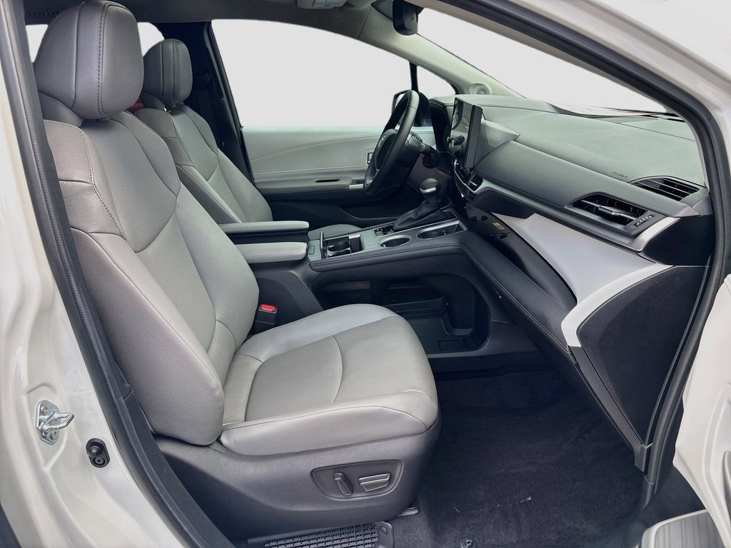Certified 2026 Toyota Sienna XLE FWD image 20