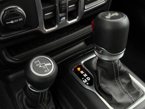 Used 2026 Jeep Wrangler Unlimited Sahara AWD/4WD image 16