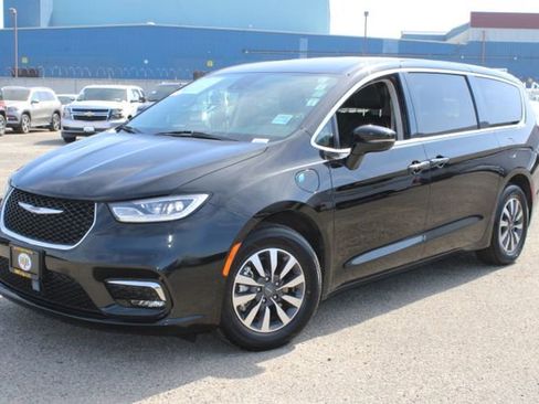 Used 2024 Chrysler Pacifica Limited FWD image 13