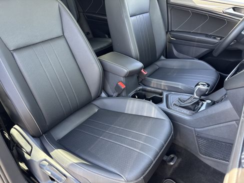 Used 2023 Volkswagen Tiguan SE w/ Panoramic Sunroof Package FWD image 9
