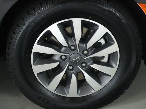 Used 2023 Chrysler Pacifica Touring-L FWD image 10
