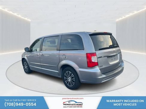 Used 2014 Chrysler Town & Country S FWD image 7