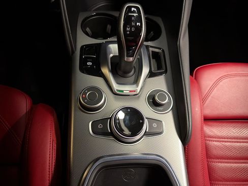 Used 2024 Alfa Romeo Giulia Veloce AWD/4WD image 23