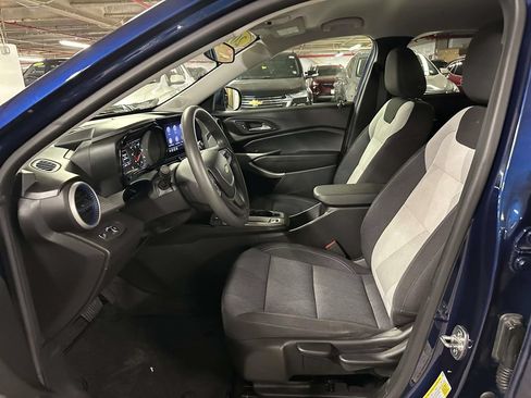 Used 2024 Chevrolet Trax LS w/ LS Convenience Package FWD image 12