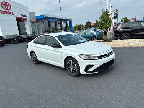 Used 2025 Volkswagen Jetta Sport FWD image 2