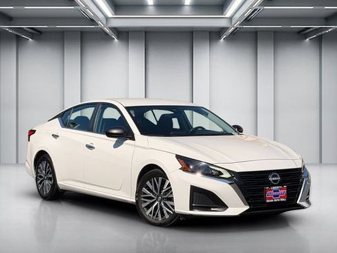 Used 2025 Nissan Altima 2.5 SV FWD image 1