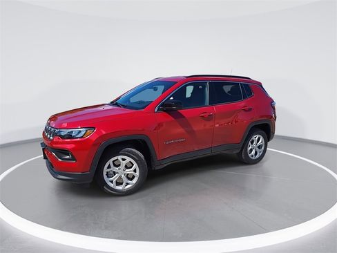 Used 2024 Jeep Compass Latitude image 4