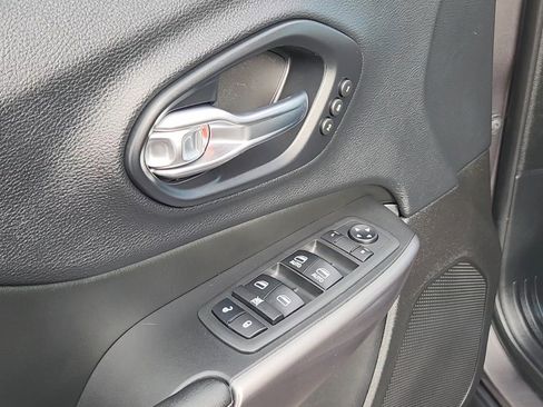 Used 2019 Jeep Cherokee Limited image 7