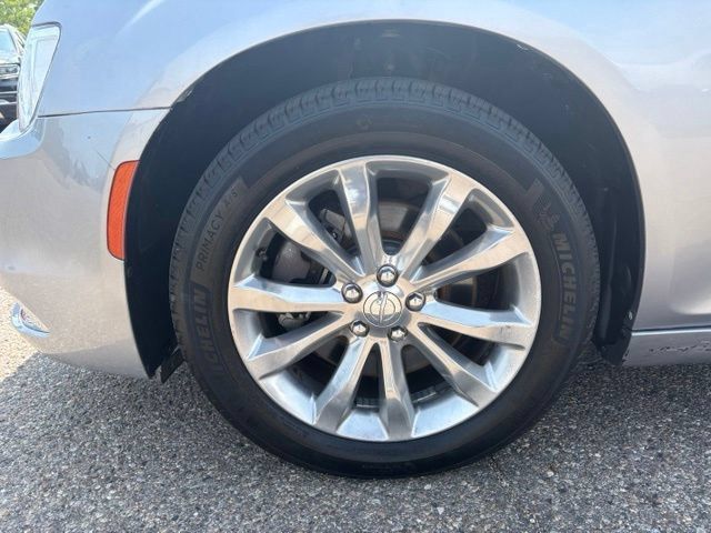 Used 2018 Chrysler 300 Limited AWD/4WD image 9