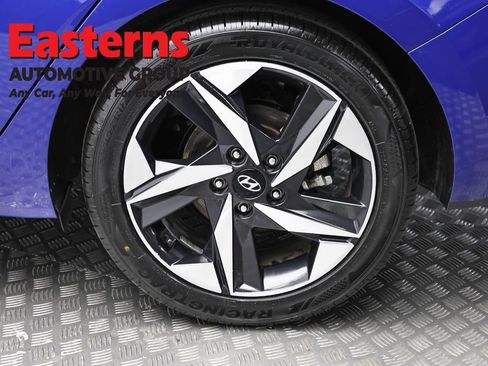 Used 2023 Hyundai Elantra Limited w/ Preferred Accessory Package image 8
