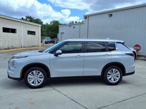 New 2026 Mitsubishi Outlander ES FWD image 2
