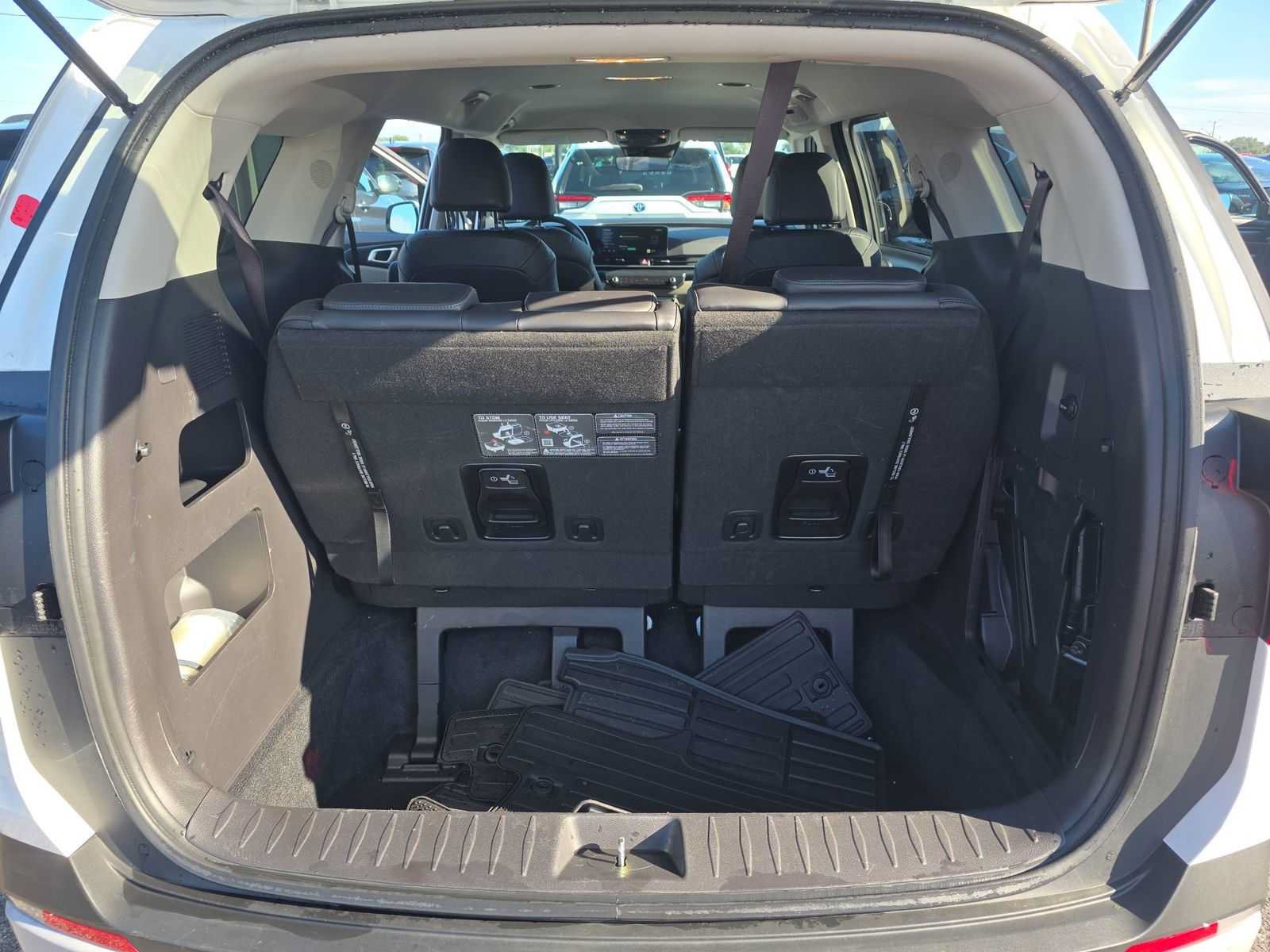 Used 2026 Kia Carnival FWD image 7