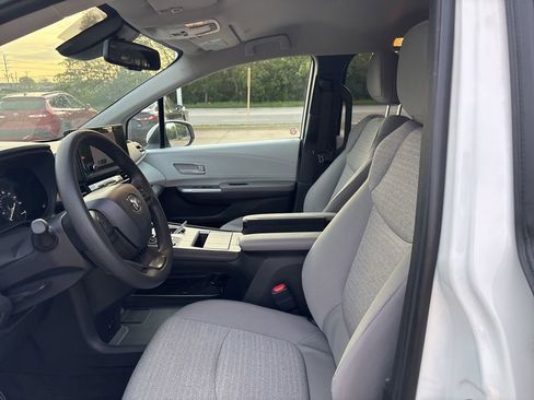 Used 2026 Toyota Sienna LE FWD image 13