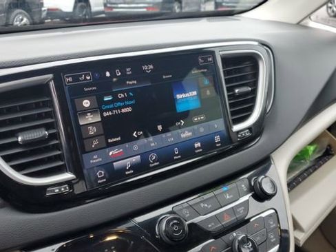 Certified 2024 Chrysler Pacifica Touring-L image 12