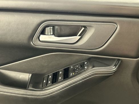 Used 2025 Nissan Rogue SV image 19