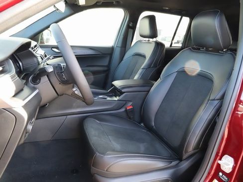 New 2025 Jeep Grand Cherokee Altitude image 11