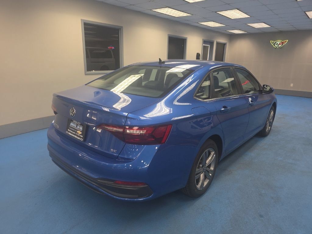 Used 2024 Volkswagen Jetta SE FWD image 3