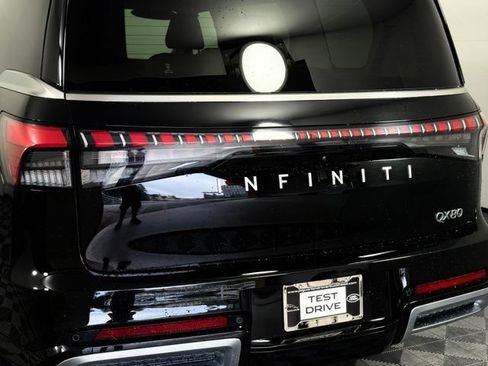 Used 2025 INFINITI QX80 Luxe RWD image 16