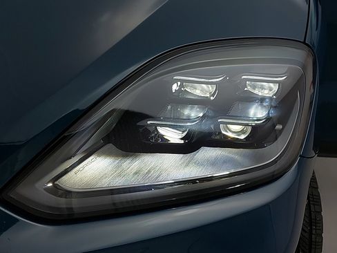 Used 2025 Porsche Cayenne image 34