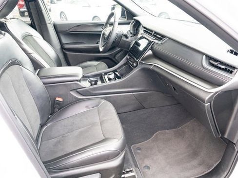 Used 2025 Jeep Grand Cherokee Altitude AWD/4WD image 39