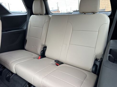 Used 2023 Chevrolet Traverse Premier image 22
