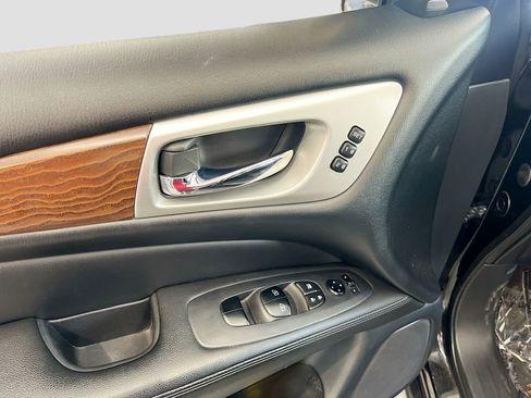 Used 2020 Nissan Pathfinder Platinum image 18