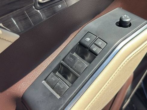 Used 2021 Toyota Highlander Limited FWD image 18