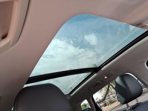 Certified 2025 Volkswagen Taos SE image 10