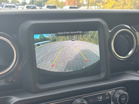 Used 2021 Jeep Wrangler Unlimited Sahara image 40