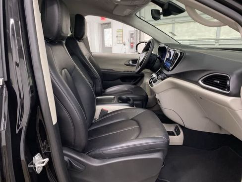 Used 2024 Chrysler Pacifica Touring-L FWD image 19
