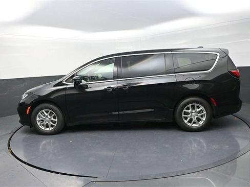 New 2026 Chrysler Pacifica Select image 4