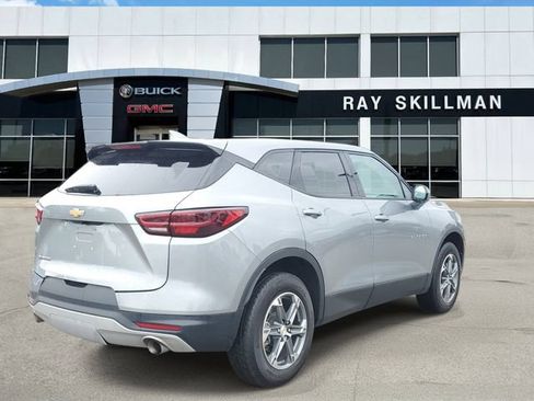 Used 2025 Chevrolet Blazer LT FWD image 4