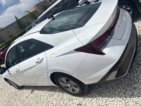Used 2024 Hyundai Elantra SE FWD image 9