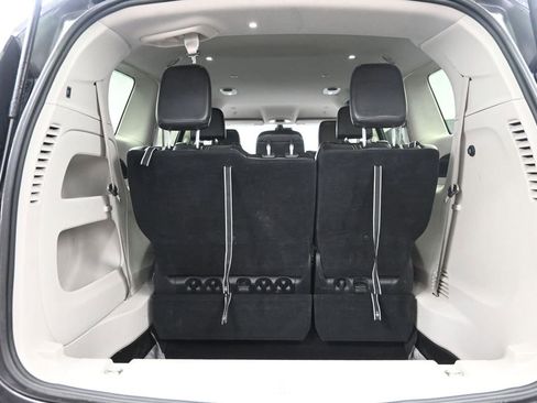 Used 2023 Chrysler Pacifica Touring-L FWD image 14