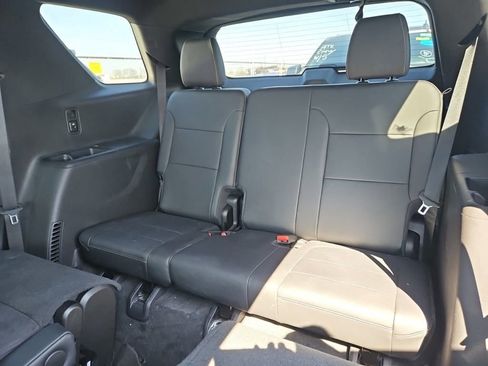Used 2023 Chevrolet Traverse LT image 12