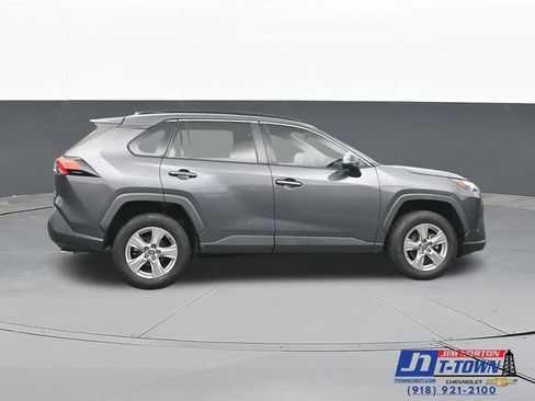 Used 2022 Toyota RAV4 XLE AWD/4WD image 16