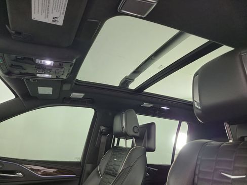 Certified 2022 Cadillac Escalade ESV Premium Luxury Platinum AWD/4WD image 17