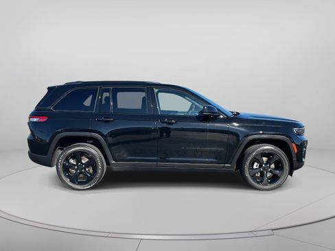 Used 2023 Jeep Grand Cherokee Altitude image 2