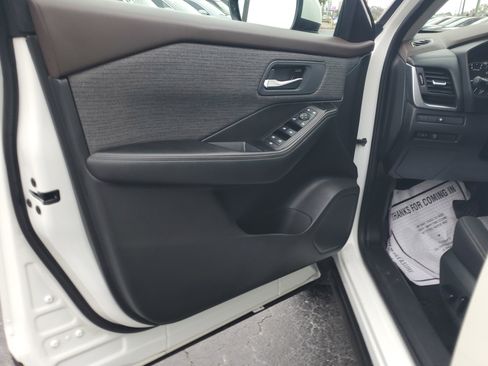 Used 2023 Nissan Rogue SV image 16