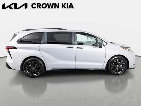 Used 2025 Toyota Sienna XSE w/ XSE Plus Package image 5