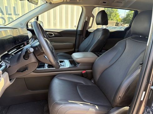 Used 2025 Kia Carnival FWD image 22