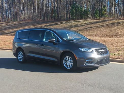 Used 2023 Chrysler Pacifica Touring-L image 15