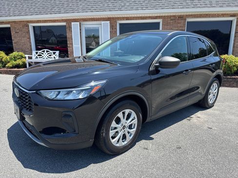 Used 2023 Ford Escape Active w/ Tech Pack #1 FWD image 3