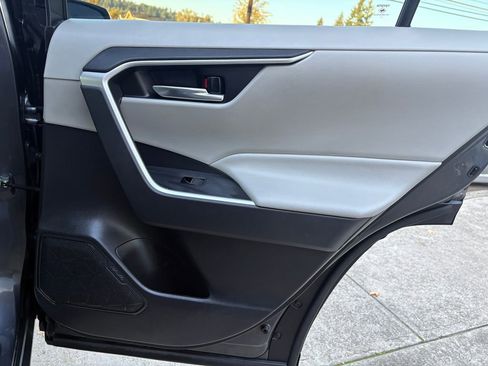 Used 2022 Toyota RAV4 XLE Premium image 30