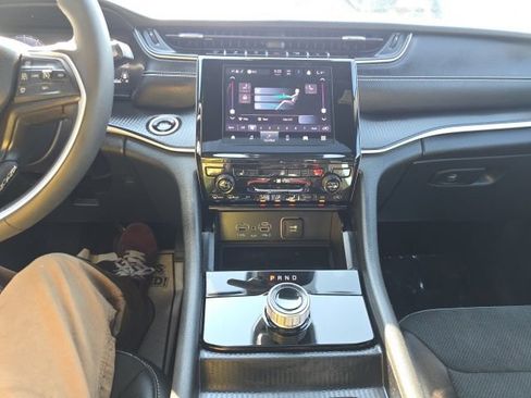 Certified 2025 Jeep Grand Cherokee Altitude AWD/4WD image 24