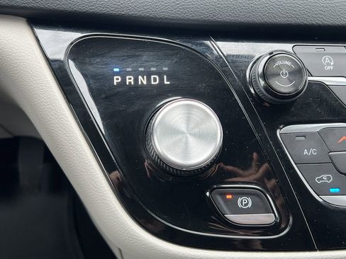 Used 2018 Chrysler Pacifica Touring Plus w/ Tire & Wheel Group image 7