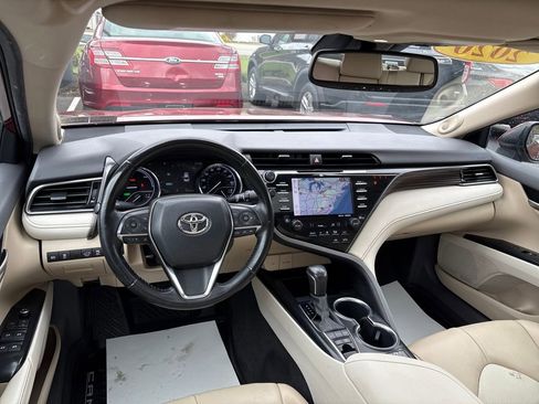 Used 2020 Toyota Camry XLE w/ Sunroof Package image 10