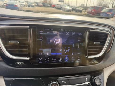 Used 2017 Chrysler Pacifica Touring-L w/ Tire & Wheel Group image 10