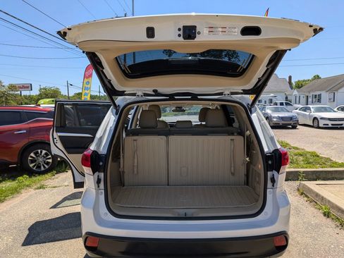 Used 2019 Toyota Highlander XLE AWD/4WD image 33